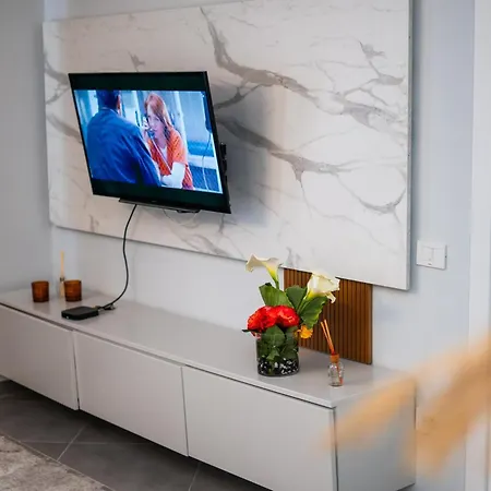 Select 6 Apartment *